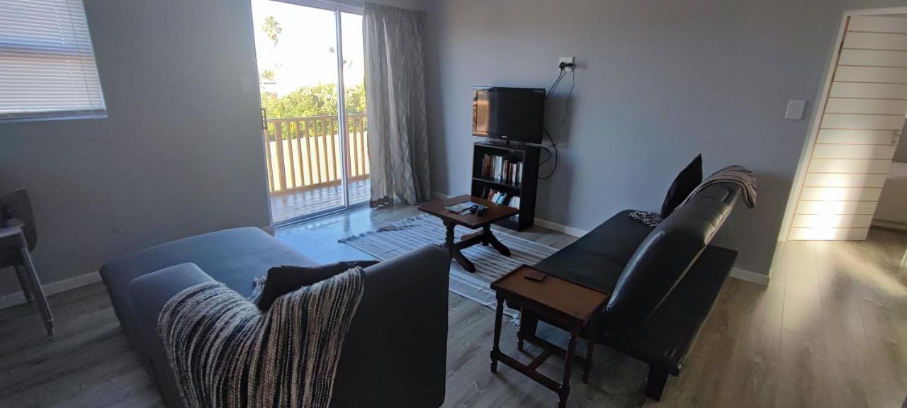 Lovely 2 Bedroom With Balcony And A View! Apartment Cape Town