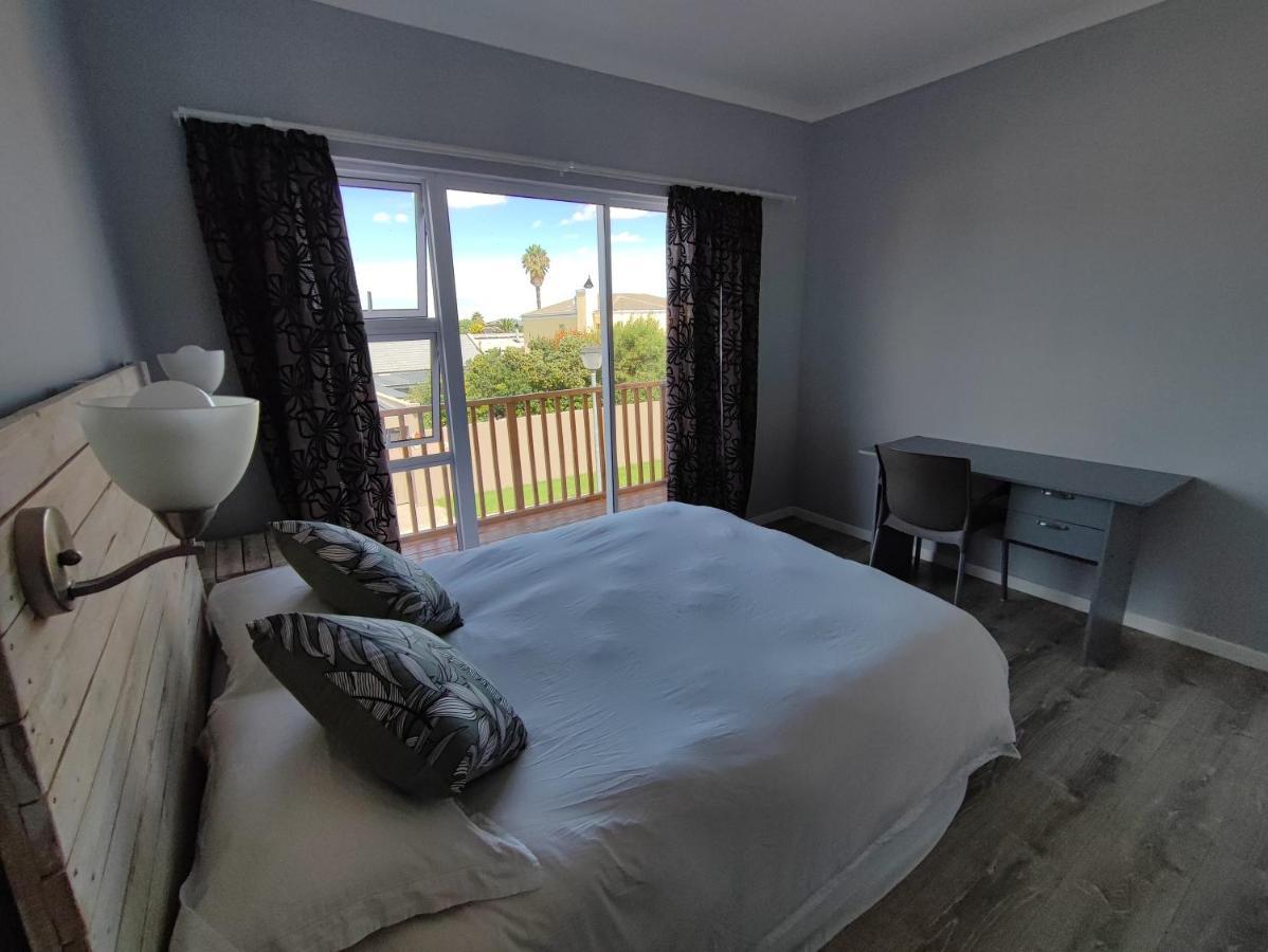Apartment Lovely 2 Bedroom With Balcony And A View! *