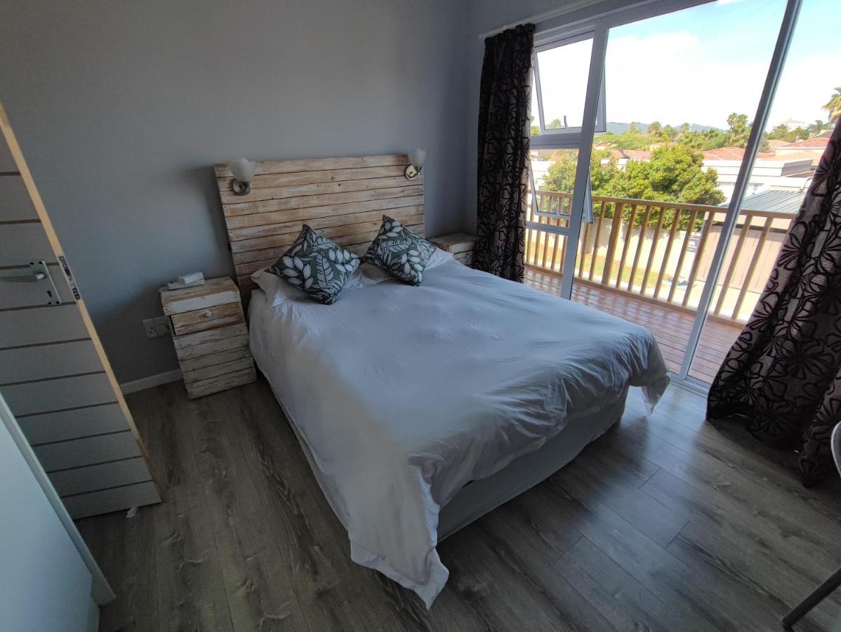 Lovely 2 Bedroom With Balcony And A View! Apartment *
